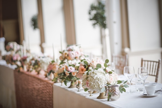 Blumendekoration Hochzeitstisch