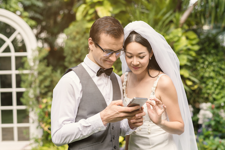 Brautpaar mit Handy