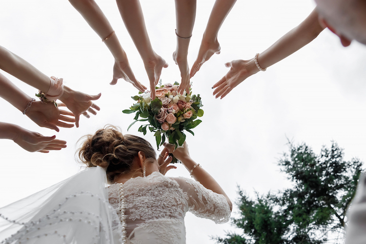 Brautstrauß werfen – von der Tradition zur modernen Hochzeit