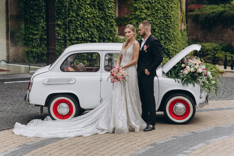 Hochzeitsauto Brautpaar