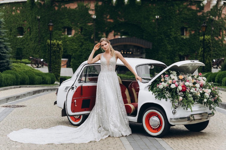 Hochzeitsauto Blumendekoration