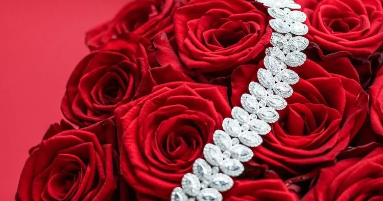 Rosen und Schmuck